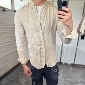 Morris linneskjorta - Mycket fint skick, lite skrynklig bara. Nypris ca 2000kr. Passar dig som är 175-185cm ungefär. Modellen är 185 cm, 75 kg. Skriv för mer information!🤝