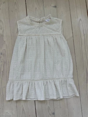 Zara blus  - Säljer en blus från Zara som är krämvit. Den passar perfekt till sommaren!