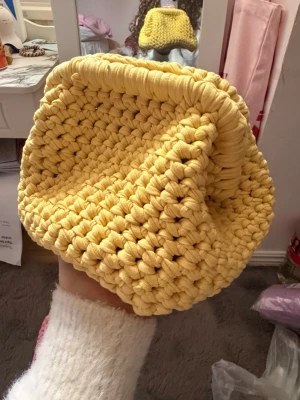 Virkad clutch  - Virkad clutch i en fin gul färg💛⭐️Själva ramen (den som gör att väskan kan öppnas och stängas) är 16 x 9 cm💕💕