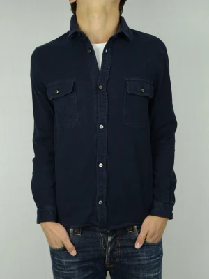 A.P.C. Overshirt  - A.P.C. OVERSHIRT Storlek : M Passform : Normal / S Användning : Jackan är i ett väldigt fint skick utan defekter Nypris : Cirka 3000SEK Modellen på bilden : 182CM och väger 73,5KG