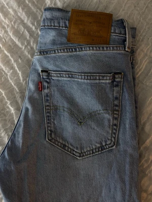 Levi's 511 ljusblå jeans W31 L32 - Säljer ett par klassiska Levi's 511 jeans i ljusblå denim. Modellen har rak passform.