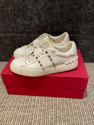 Valentino skor  - Hej, säljer nu dessa svin snygga valentino skor. Skorna är i grymt skick!  Begränsat antal boxar och dustbag. Hör av dig vid frågor.