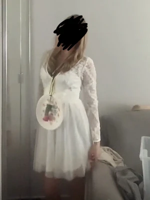 Vit spetsklänning från Bubbleroom - Säljer en snygg vit kortklänning använd en gån från Bubbleroom med v-ringning och långa spetsärmar. Klänningen har ett lager av blommig spets över hela och en lätt volang i kjolen. Perfekt för sommarens speciella tillfällen!