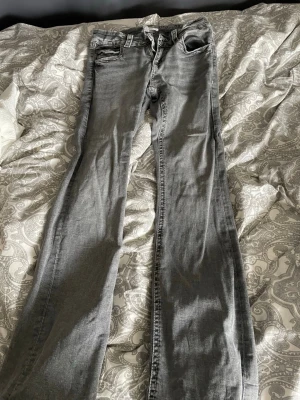 Grå jeans från Gina Tricot young - Gråa jeans med motiv på fickan där bak från Gina tricot Young i storleken 158. Mycker bra skick, pris kan diskuteras vid snabb affär 