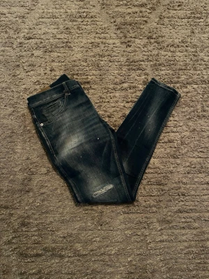 Dondup George  - Säljer nu dessa Dondup George jeans i storlek 31. Midja 42|Lår 25cm|Ytterlängd 102cm| Innerlängd 80cm. Skick 9/10 inga skador. För fler frågor eller funderingar är de bara att höra av sig