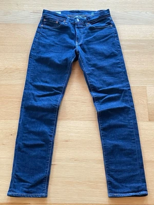 Levi’s 511 - Säljer ett par mörkblåa 511or. Står storlek 31 på lappen men sitter nästan lite tight på mig som har 29. Jeansen är knappt använda och sitter rakt och snyggt.