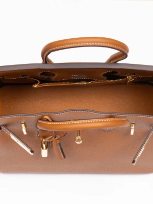 Joelle läder handväska 30 Brown  - Snygg handväska i brunt läder med guldfärgade metalldetaljer och vit kontrastsöm. Väskan har dubbla handtag, låsdetalj framtill och strukturerad form. Perfekt för dig som gillar stilrena accessoarer med lyxig känsla.