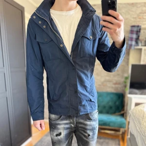 J.lindeberg field jacket - Mycket bra skick, inga defekter! Passar dig som är mellan 170-180cm ungefär. Modellen är 185 cm, 75kg. Sänkta priser på köp av fler varor! Skriv för mer information🤝