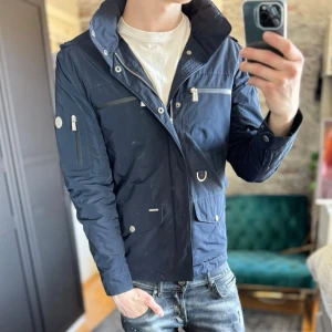 Snoot Field jacket  - Bra skick, inga defekter! Storlek L sitter som M. Passar dig som är mellan 180-190cm ungefär. Modellen är 185 cm, 75kg. Sänkta priser på köp av fler varor! Skriv för mer information🤝