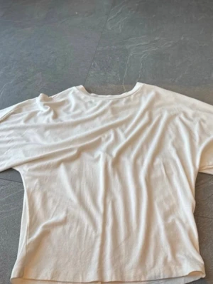 Vit basic t-shirt i bomull - En enkel vit t-shirt med rund hals och korta ärmar. Tillverkad i mjuk bomull, perfekt för en clean och avslappnad stil. Passar till allt och är ett måste i garderoben.