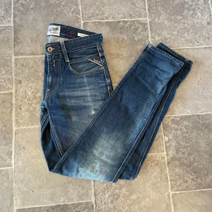 Replay Anbass jeans - •Bra skick - ✅ •Storlek W28, L32📏 •Inkluderat - jeans👖 •Fraktar inom 24h📦 •Nypris - ca 1600 SEK💸priset inte hugget i stenen!