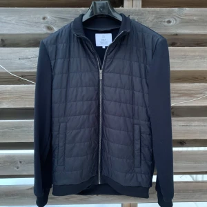 Toppenskick - Marinblå Cardigan/Hybrid Jacka - Säljer denna sjukt snygga jacka från Bläck i storlek M, true to size. Mycket bra skick utan defekter, knappt kommit till användning. Jackan är helt slutsåld och produceras inte längre vilket gör den lite sällsynt. Nypris 1999. Hör av er vid frågor eller intresse, jag svarar snabbt 😊
