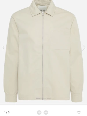 Beige jacka / overshirt från !Solid - Helt ny! Råkade köpa fel storlek. Stilren beige overshirt från !Solid. Tillverkad i bomullsmaterial som ger en clean look.
