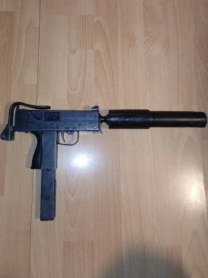 Denix replika mac-11 full metall 9mm finns ej att köpa längre! - En svart replika av en MAC-10 med avtagbar ljuddämpare och löstagbart magasin. Tillverkad i metall och plast, med klassisk fyrkantig design och kompakt format. Perfekt som samlarobjekt eller rekvisita till cosplay eller film.En full metall replika 9mm mac-11.  Denix som har gjort denna replika som är ett företag som gör replikor har slutat gjort denna typ av replika "mac-11" så denna finns inte längre att få tag på förutom begagnat. Fattas en spak för att för att "mantla" annars helt okej skick.