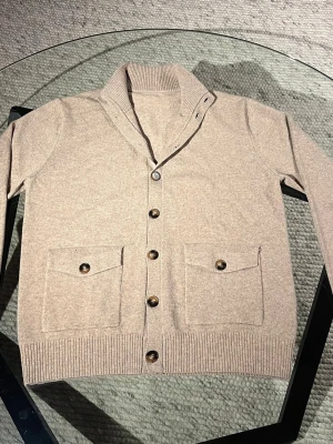 Cardigan från Noiré.se - En skit snygg cardigan från Noiré.se i 30% Kashmir. Skick 10/10. För fler frågor och bilder så skriv i DM. L finns inne