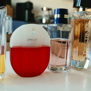 ✨ Parfympaket – flera dofter i ett! ✨ - Perfekt mix för dig som vill variera mellan fräscht, sött och sensuellt 🌸 Flera populära dofter i ett paket – perfekt att testa eller ge bort 💫 Noter: Topp: Citrus, fruktiga toner Hjärta: Ros, jasmin, blommigt Bas: Mysk, amber, träigt Säljes tillsammans – riktigt bra deal 🔥 #parfym #perfume #dofter #beauty #fragrance
