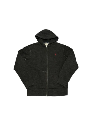 Svart hoodie från Polo Ralph Lauren - Mörkgrå hoodie med dragkedja från Polo Ralph Lauren. Klassisk design med huva, fickor framtill och röd broderad logga på bröstet. Tillverkad i mjukt bomullsmaterial som är skönt att ha på sig. Perfekt för en avslappnad och stilren look.