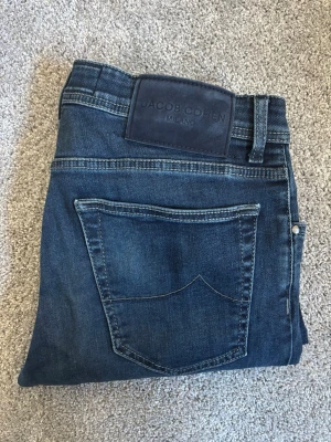 Jacob Cohen - Ett par mörkblåa Jacob Cohen jeans i modellen NICK slim. Storlek:32 Lappen med storleken är klippt av. Längd:100cm Skriv vid funderingar 😁