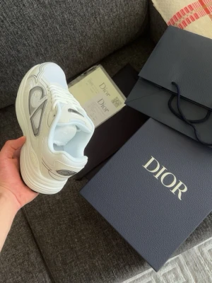 Dior b30 - Snygga vita Dior b30. Perfekta för dig som vill sticka ut med exklusiva sneakers från ett lyxigt märke. Helt nya pris kan diskuteras!