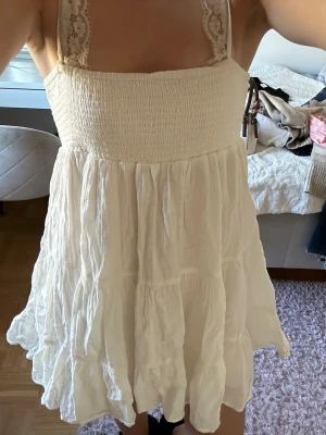 Sommarklänning Zara - En jättehärlig vit sommarklänning från Zara som inte längre kommer till användning☺️ i nyskick, alltså knappt använd💞 skriv om ni har några funderingar!!💗