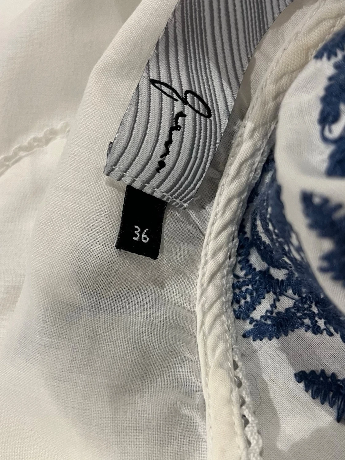 Vit blus med blå broderier - 2