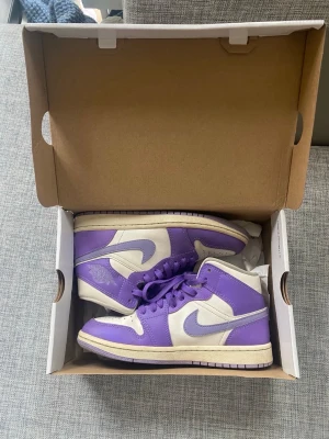 Nike Jordans - Nike Jordans sneakers sparsamt använda. Storlek 38, innermått 24,0. Detta märke är små i storlekarna så skulle säga att de passar bra om man har storlek 37 i andra skor.  Gå mer efter innermåttet när du kollar om de passar, de är 24 cm i innermått  Kartong medföljer, givetvis original 