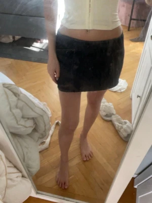 Jeans kjol med rosa sömmar - Så fin jeans kjol med rosa sömmar, storlek M men passar mer S!💗