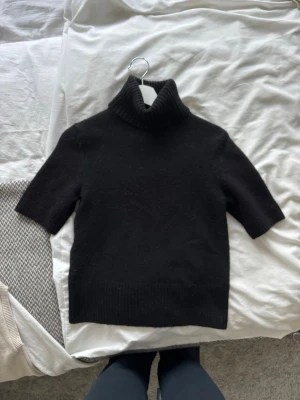 Svart stickad polotröja kort ärm - Svart kortärmad tröja med krage och ribbad i kanten. Köpt på Zara i Madrid❣️