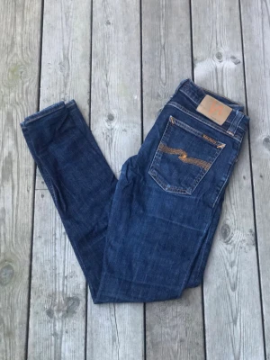 Nudie Jeans - Säljer ett par riktigt snygga Nudie jeans. Storleken på jeansen är W28, L32. Passar XS/S/M. Perfekta till vardagslooken och passar till det mesta. Säljs för 249kr pga att jag inte får användning av dem och nypris är 1500-1800kr!☺️