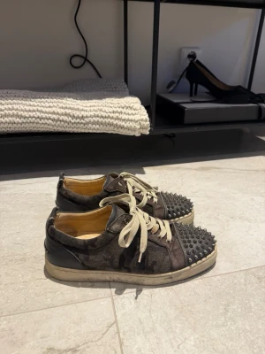 Christian Louboutin  - |Säljer nu dessa Christian Louboutin|Skorna är i fint skick|Storlek 42 fits 43|Vid eventuella frågor är det bara att höra av sig| 