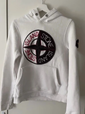 Vit hoodie från STL - Snygg vit hoodie från STL Perfekt för dig som gillar streetwear och vill sticka ut. Säljer den eftersom den ej kommer till användning, priset kan diskuteras