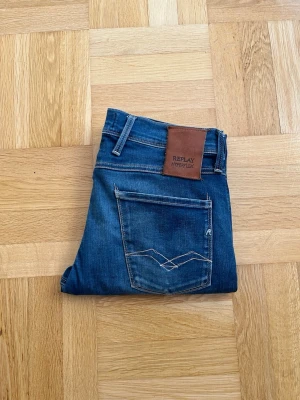 Replay Anbass Hyperflex - Otroligt feta Replay Jeans i modellen Anbass i storlek W30/L32. Jeansen är i mycket gott skick o har riktigt snygga fades, säljer då de inte passar. Vid frågor eller funderingar är det bara att höra av sig! 😁