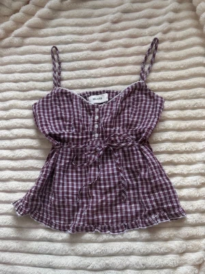 Babydoll topp Hollister - En söt babydoll topp ifrån Hollister i storlek S! Har snören, så man kan sätta åt den tightare om man skulle vilja det!❣️