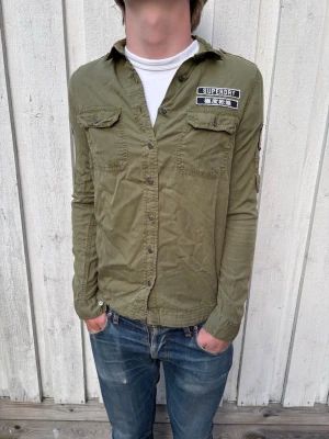 *Unik* Superdry Skjorta - En mycket trevlig skjorta från Superdry i en fin ton av grön! Sitter som en XS, modellen är 178 cm och väger 68 kg.  Hör av dig vid frågor! 