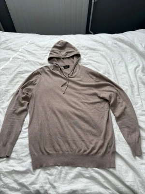 Massimo dutti kashmirhoodie  - Massimo dutti kashmirhoodie i bra skick utan några defekter eller liknande, hoodien är i strl M och han på bild är 180 cm och 70kg. Hoodien är i snygg beige färg. 