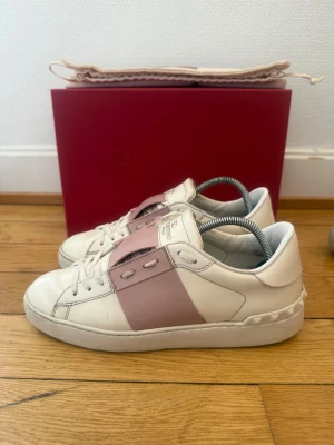 Valentino open sneakers  - Säljer ni dessa fina valentino skor | Skorna är i super fint skick | Storlek 38,5 | Hör gärna av er vid frågor eller funderingar 