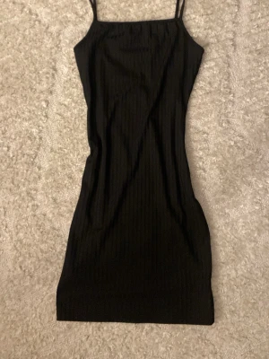 Svart sommar klänning  - Säljer denna svarta sommar klänningen ifrån shein då jag inte använder den mer och använt ungefär 2 gånger, klänningen har också små ränder så man inte missar det och blir oböjd ❤️ Den är i storlek xs och väldigt skönt material ❤️
