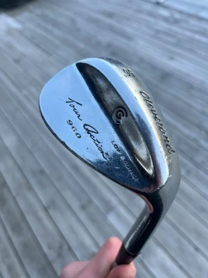 Cleveland Tour Action 56° wedge - Säljer en Cleveland Tour Action 900 wedge med 56 graders loft och låg bounce. Klubban är i metall med klassisk silverfärg och har ingraverad logga och modellnamn. Perfekt för dig som vill förbättra ditt närspel på golfbanan.