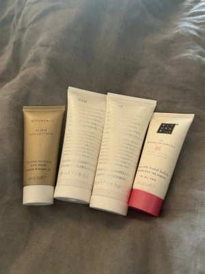 Mini-kit med Rituals och Hopa produkter - Ett kit med fyra små tuber: Rituals Elixir Collection keratin recovery hårmask, två Hopa schampon och Rituals The Ritual of Sakura hand balm. Tubarna är i vitt, guld och rosa, perfekta för resan eller att testa nya produkter. OÖPPNADE!