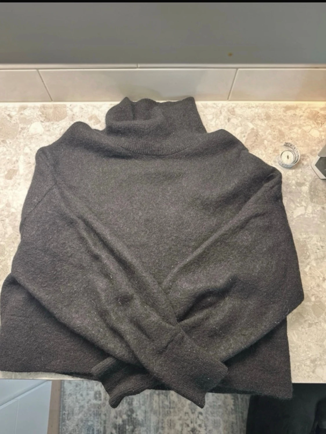 Svart polotröja i ull material