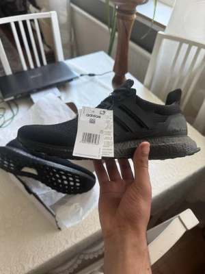 Helt nya Adidas Ultraboost 1.0 sneakers - HELT NYA! Aldrig använt. Passar dig som har storlek 42 eller 42 och halv