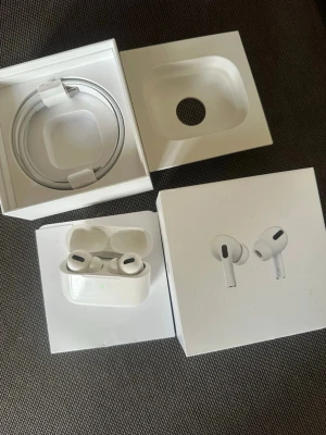 Apple AirPods Pro gen 1 A2190 (Kopia) - Säljer ett par  AirPods generation 1 A2190. De fungerar som de ska men är kopior så det är inte Apple kvalitet . Ingår gör även en oanvänd 1m laddkabel! Jag skickar fort inom 24h!