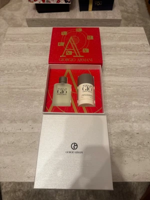 Giorgio Armani Acqua di Giò presentset - Lyxigt presentset från Giorgio Armani med Acqua di Giò parfym och deodorant stick. Flaskan är frostad glas med silverfärgad kork och deodoranten har en matchande design. Kommer i en elegant röd och vit presentask med gulddetaljer. Nypris ca 900kr