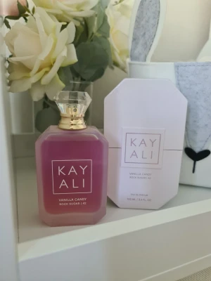 Kayali Vanilla Candy rock sugar parfym 100ml - Kayali Vanilla Candy Rock Sugar 42 är en parfym i en lyxig, lila-rosa glasflaska med kristallformad kork och guldiga detaljer. Jag ville verkligen älska denna doften, men den passar tyvärr inte mig. Knappt använd. Köpt på zephora och jag har kvitto. Kan skicka I pm om så önskas. Accepterar inga bud, endast köp nu. Se kvarstående mängd enligt bilderna 
