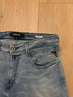 Ljusblå jeans från Replay - Säljer ett par ljusblå jeans från Replay, nyskick!  W33 l32