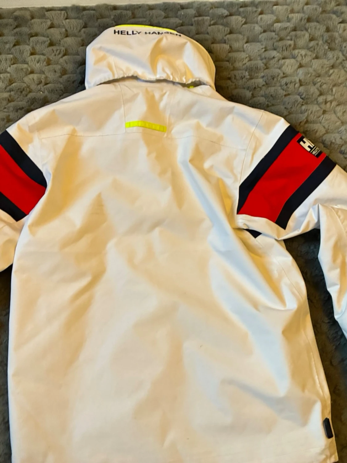 Vit Helly Hansen vindjacka med röd detalj - 1