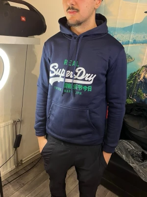 Superdry Hoodie  - Super skön Superdry hoodie nu till sommaren! | Strl; S, modellen är 177cm! | Skick; 10/10/Mvh Nitro 🦖