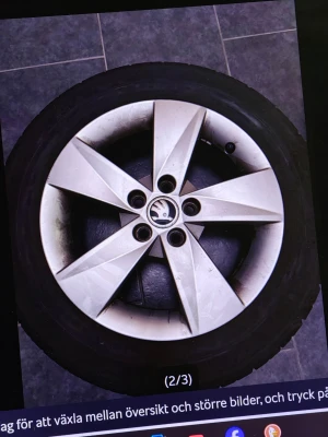 Sommar bildäck med fälg något liknande på bilden Skoda.195/55R15 - Däck med färg Skoda sommardäck 195/55R15 köpes köpes köpes. Fyra stycken såklart