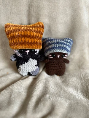 Två virkade katter med mössor - Obs detta är en beställning så köp ej om det inte är din!  Den stora katten är ca 18 cm hög och den lilla 13 cm❤️