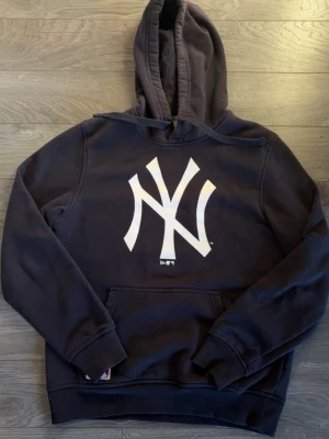 new era hoodie - En riktigt snygg hoodie från New era. Storlek Small och sitter hur gött som helst, perffa skick 